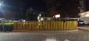 uma cerca amarela numa rua à noite em Hotel Grape City,Nashik em Nashik