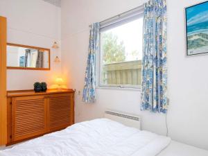 Postel nebo postele na pokoji v ubytování Holiday home Fårvang VII