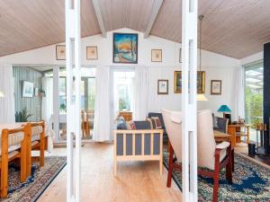 una sala de estar con un sofá y una mesa en 8 person holiday home in Fårvang-By Traum, en Fårvang