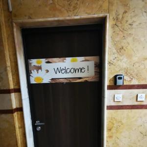 een welkomstbord op een deur in een kamer bij Apartman Jovana 2 in Belgrado