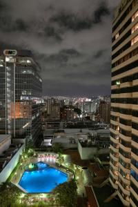 uma vista para uma cidade à noite com uma piscina em Meliá Caracas em Caracas