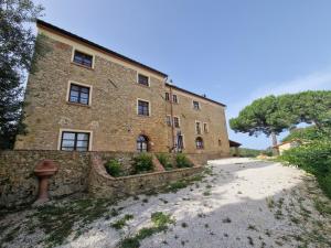 een extern uitzicht op een groot bakstenen gebouw bij Agriturismo Ai Massi in Casale Marittimo