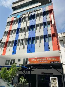 um edifício alto com um hotel de entrada única em One Enigma Hotel em Kuala Lumpur