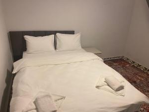 Postel nebo postele na pokoji v ubytování Red Tent Suite Akkiraz