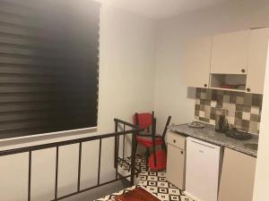Kuchyň nebo kuchyňský kout v ubytování Red Tent Suite Akkiraz