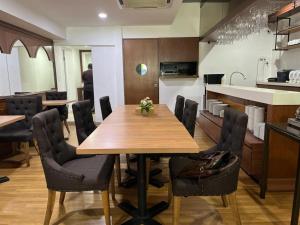 Kuchyň nebo kuchyňský kout v ubytování One Enigma Hotel