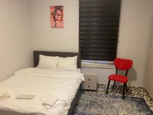 Postel nebo postele na pokoji v ubytování Red Tent Suite Akkiraz