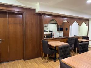 Kuchyň nebo kuchyňský kout v ubytování One Enigma Hotel