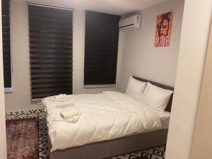 Postel nebo postele na pokoji v ubytování Red Tent Suite Akkiraz
