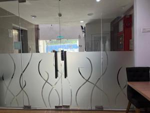 Bazén v ubytování One Enigma Hotel nebo v jeho okolí