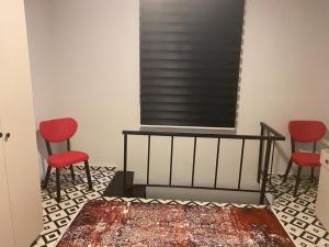 Postel nebo postele na pokoji v ubytování Red Tent Suite Akkiraz