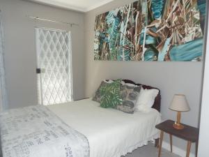 Postelja oz. postelje v sobi nastanitve Modern Comfy 2-Bedroom Self-catering Apartment - 1 minute walk to Strand beach