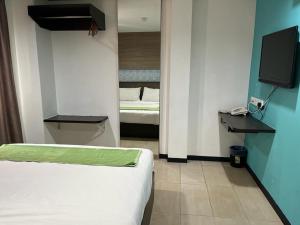 Postel nebo postele na pokoji v ubytování One Enigma Hotel