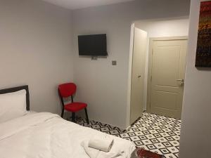 Postel nebo postele na pokoji v ubytování Red Tent Suite Akkiraz