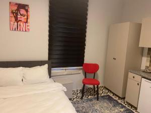 Postel nebo postele na pokoji v ubytování Red Tent Suite Akkiraz