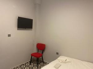 TV a/nebo společenská místnost v ubytování Red Tent Suite Akkiraz