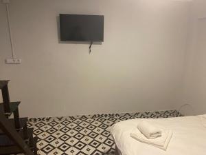 Postel nebo postele na pokoji v ubytování Red Tent Suite Akkiraz