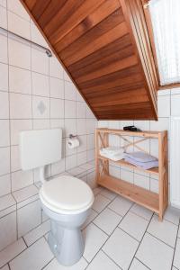 カロリーネンジールにあるFerienhaus Sonnyのバスルーム(トイレ付)が備わります。 +15枚の写真