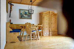 una sala da pranzo con tavolo e sedie in legno di Alt Montafon Hotel Appartements a Gaschurn