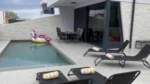 Bazén v ubytování Villa LuRa in Pula mit Pool nebo v jeho okolí