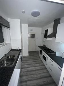 cocina con fregadero y encimera en a two bedroom cosy hideaway based in greenwich, en Londres