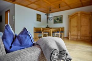 een bank met blauwe kussens in een woonkamer bij Alt Montafon Hotel Appartements in Gaschurn