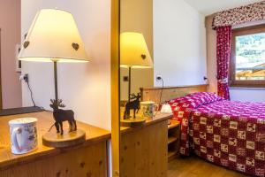 Ένα ή περισσότερα κρεβάτια σε δωμάτιο στο Albergo Punta Zerbion