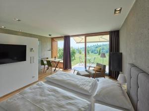 - une chambre avec un lit et un salon dans l'établissement *Relax Apartment Hochgraßnitzberg* für 2 *Pool/Fitness/Sauna*, à Spielfeld