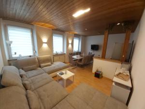 uma sala de estar com um sofá e uma mesa em Ferienanlage - Am Moselufer em Kövenig