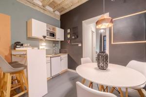 Cucina o angolo cottura di Industrial Chic Style Central Flat