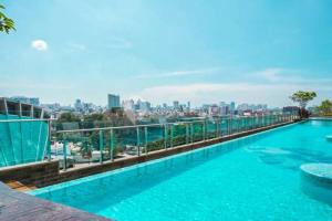 una piscina en la parte superior de un edificio con vistas al perfil urbano en Lucida by Kozystay - 3BR - Private Lift - Menteng, en Yakarta