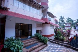 卡蘭古特的住宿－Sunshine Resort Calangute Goa，大楼前有楼梯的建筑