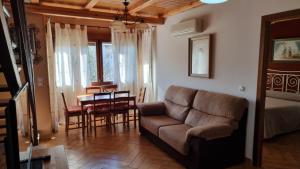 sala de estar con sofá y mesa en Apartamentos Rurales La Platea, en Hervás