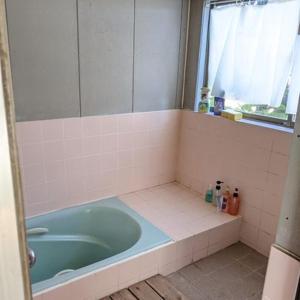 湯布院的住宿－天空cafe寿ぐ，一间带蓝色浴缸和窗户的浴室