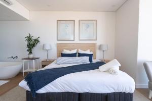 Tempat tidur dalam kamar di Sea La Vie - with Inverter