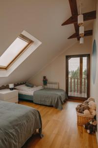 - une chambre avec 2 lits et un ventilateur de plafond dans l'établissement Ranczo ze stawem, 