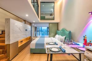 Un dormitorio con una cama y una mesa con platos. en Kunming Dianchi Mideel International Apartment - South Asian Style Fuhai Metro en Kunming