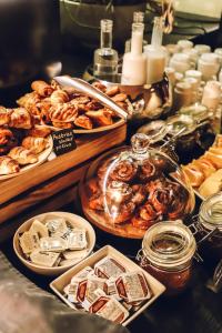 un buffet lleno de diferentes tipos de comida en una mesa en Theresian Hotel, en Olomouc