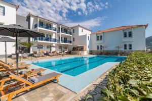 een afbeelding van een villa met zwembad bij Aperitton Hotel in Skopelos Town