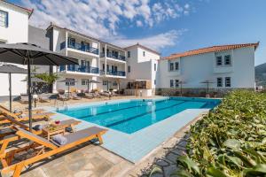 Bazén v ubytování Aperitton Hotel nebo v jeho okolí