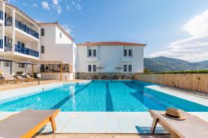 Bazén v ubytování Aperitton Hotel nebo v jeho okolí