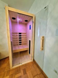 uma cabina de duche ao nível do chão com uma porta de vidro num quarto em Luxurious RUBY Apartment with SAUNA em Kobarid