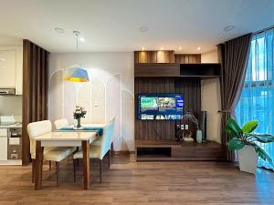sala de estar con mesa de comedor y TV en Condo 2 Bedrooms Mountain view in Dalat Center Residence, en Da Lat
