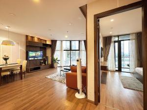 Una sala de estar con un sofá y un comedor. en Condo 2 Bedrooms Mountain view in Dalat Center Residence, en Da Lat 25 fotos más
