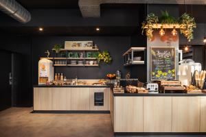 un comptoir dans un restaurant avec comptoir dans l'établissement Campanile Caen Centre Gare, à Caen