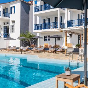 Bazén v ubytování Aperitton Hotel nebo v jeho okolí
