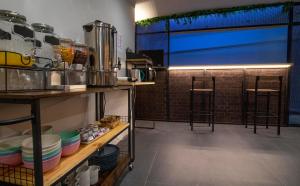 Madriz Hostel في مدريد: مطبخ مع كونتر فيه كراسي