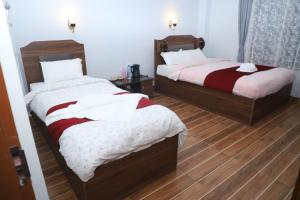 Postel nebo postele na pokoji v ubytování Hotel Nepal Inn Sauraha- Relax and refresh - A perfect family getaway