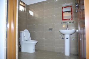 A bathroom at Hotel Nepal Inn Sauraha- Relax and refresh - A perfect family getaway