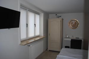 1 dormitorio con cama, ventana y lavamanos en B&B Coup de Coeur, en Moorslede